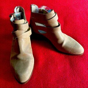 SEYCHELLES Sz 10  Strap Golden Details Buckles Zipper Stacked Heel Booties